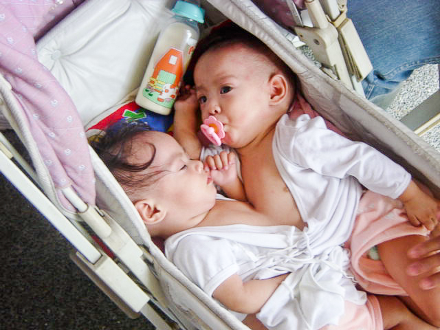 01__2003.慈恩慈愛_馬尼拉連體嬰_54c6c.jpg